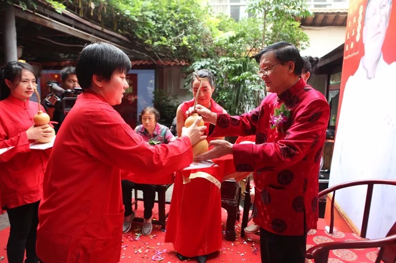 资讯文化 圣爱资讯 云南 圣爱资讯详情        拜师仪式在成诗黔院长