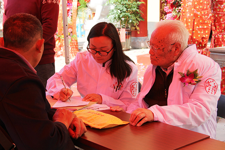 名老中医张震莅临现场坐诊