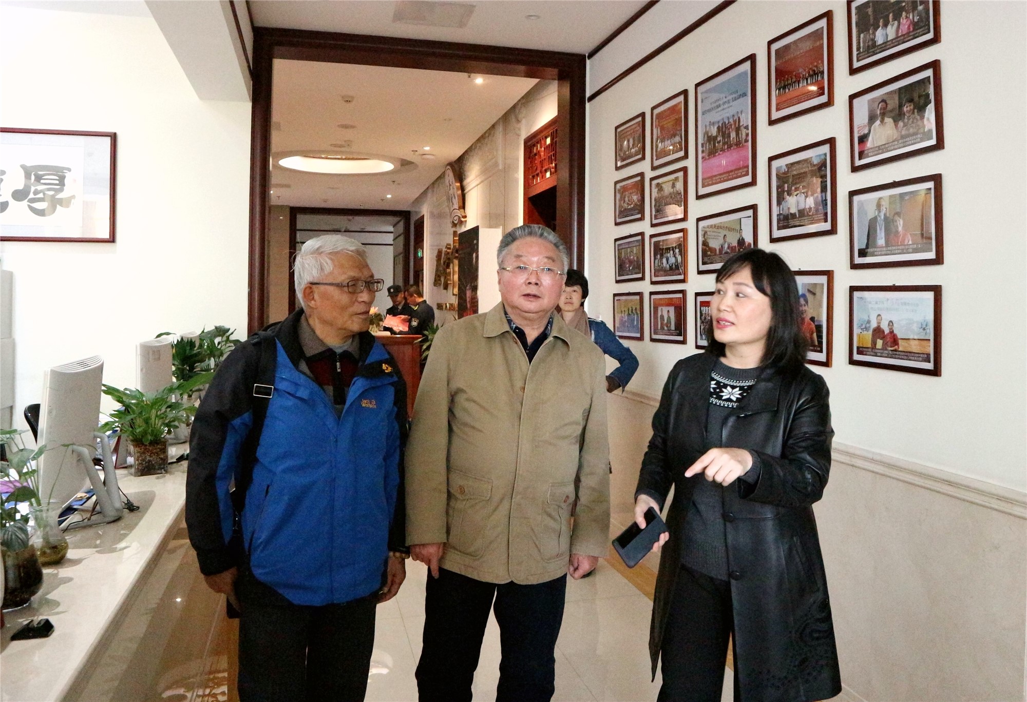 时间回到2013年6月,吴荣祖老师在《中国中医药报》看到了整版刊登的圣