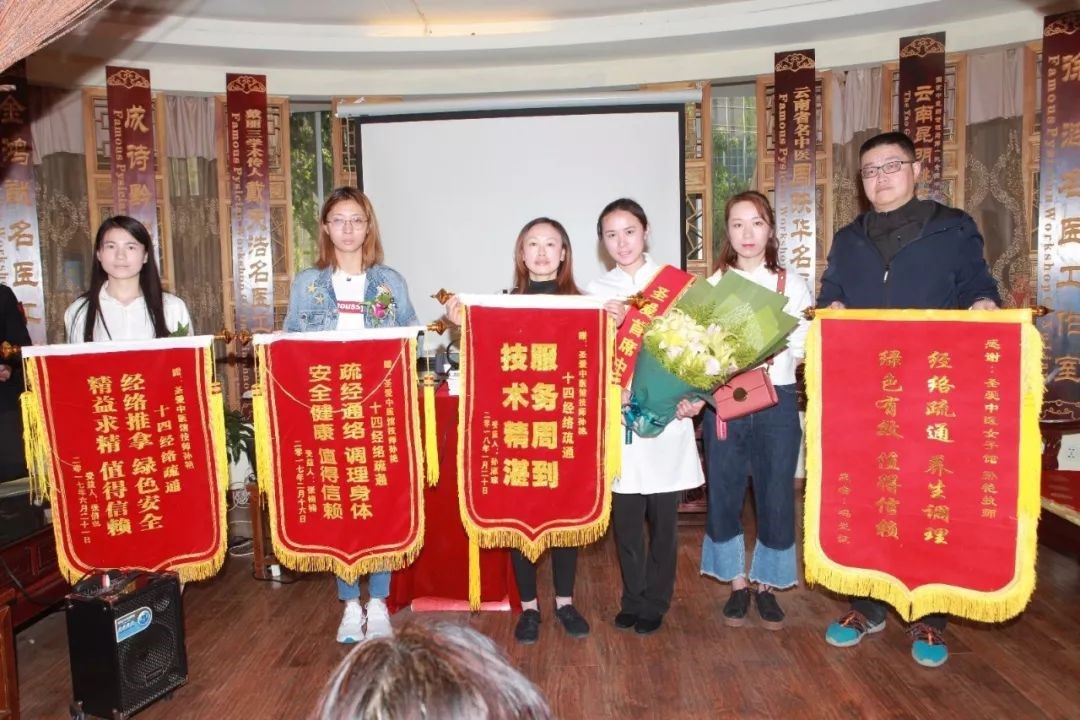 中医技师孙艳向到场嘉宾讲解了自身擅长的理疗项目十四经络疏通,并在