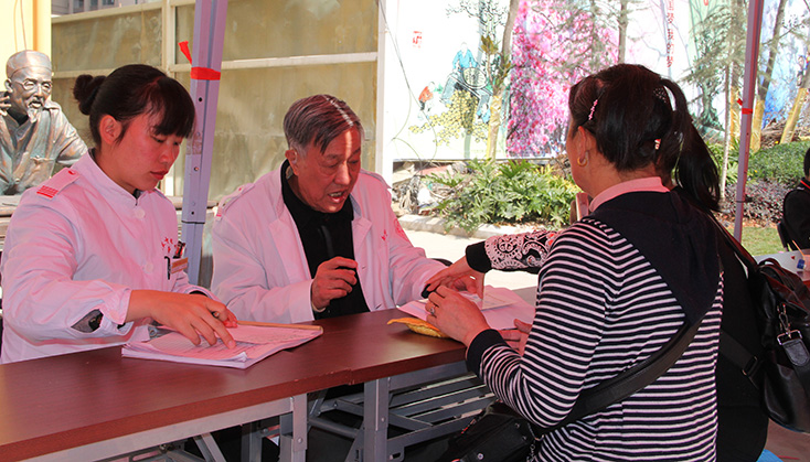 名老中医杨荣辉莅临现场坐诊