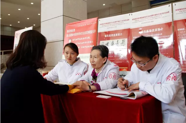 姚克敏主任为参观者免费诊病